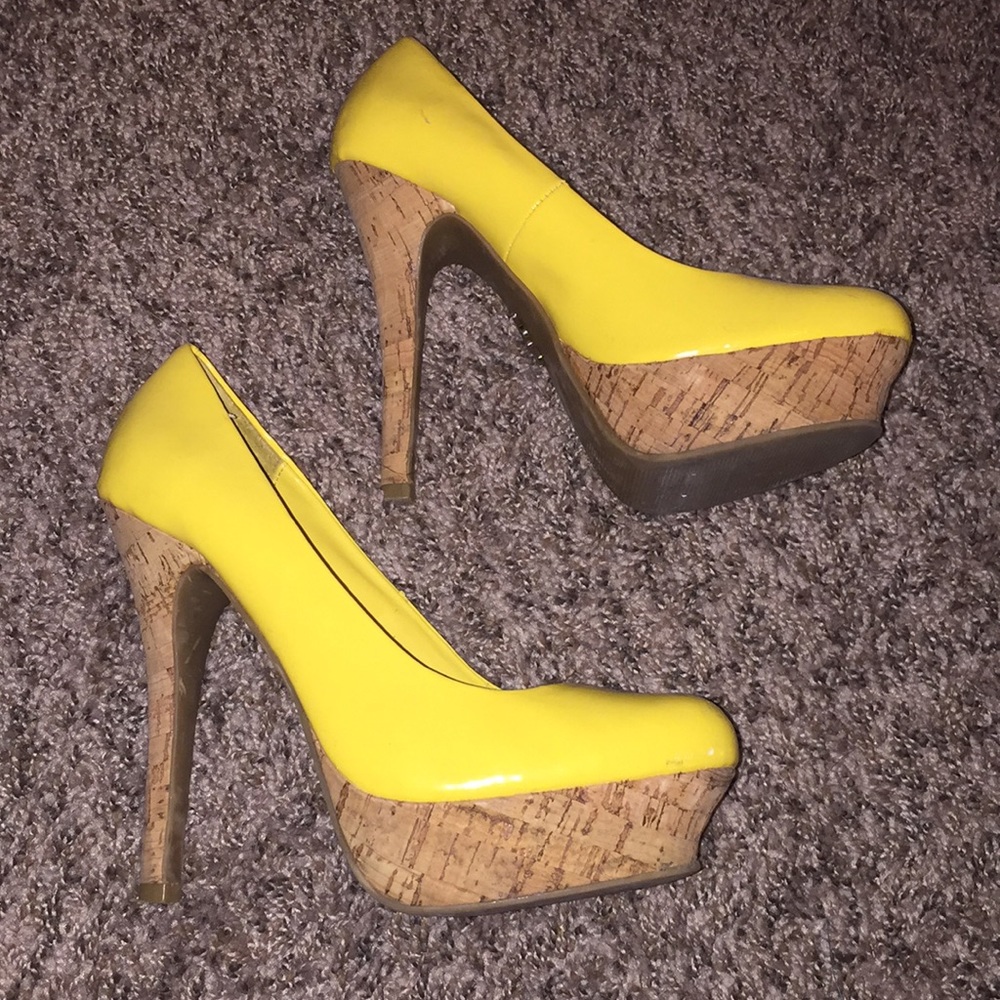 Yellow Pumps - Picture 2 of 8